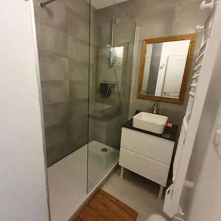 Agreable Renove A 100m De La 3eme Etage Sans Ascenseur *